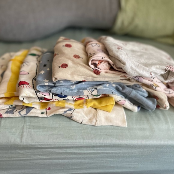Bundle of 7 footies/sleepers 0-3mo (Hanna Andersson, Tea Collection, Carter’s) - Picture 10 of 10